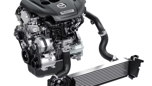 От моделната 2012 нова гама четирицилиндрови двигатели ще задвижва повечето модерни Mazda. Широко наричани двигатели с технология Skyactiv, тези двигатели използват високи степени на компресия, усъвършенствано синхронизиране на клапаните, специално проектирани бутала и изпускателна система с висок дебит, за да изведат горивната ефективност и реакцията на атмосферните двигатели на нови нива.

В крайна сметка пристигат и вариации с турбокомпресор, което допълнително разширява възможностите, които този агрегат предлага на Mazda.
