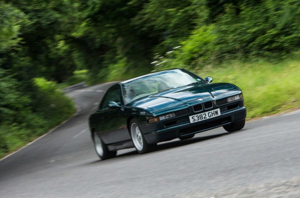 Защо към днешна дава 850 CSi е толкова евтин? Заради постоянно дефектиращата система на задните завиващи колела, а ремонтите й са неприлично скъпи. Иначе колата се задвижва от 5,6-литров V12 двигател, а за създаването й принос имат и специалистите от BMW Motorsport.
