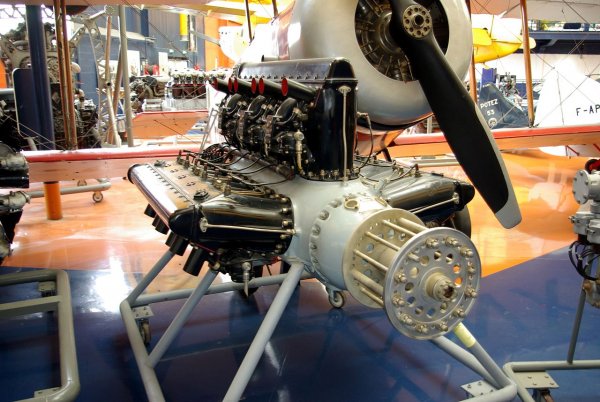 Разработен във Франция през 1929, този двигател никога не е бил предвиждан за автомобили. Той трябва да изведе френските самолети Nieuport-Delage NiD-450 и Bernard H.V.120 до успех в престижното международно състезание за купата Шнайдер. 
