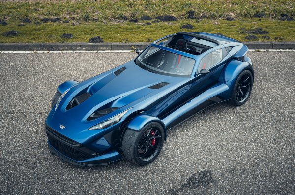 Заемането на мотор е естествена стратегия за оцеляване на малката нидерландска компания - пазителка на славните традиции на основателя на Lotus Колин Чапман. Нейният специалитет са много леки спортни автомобили като Cigara D8 (1993-2002). През първите 5 години той получава двигатели Ford, включително 2,0-литровия с турбо от Escort RS Cosworth (до 280 к.с.). След това дойде ерата на Audi, която продължава и до днес - представения в края на 2022 Donkervoort F22 разчита на 2,5-литровия, 5-цилиндров мотор от RS3, но вече с 500 к.с.