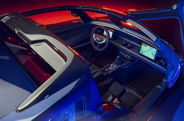 Ниското тегло плюс огромна мощност позволяват още повече - 666 к.с., като ускорението до 100 км/ч отнема 2,5 секунди, а до 200 км/ч - 7,5 секунди. Максималната скорост е 290 км/ч. 
