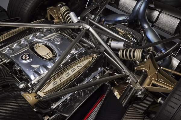 M158 е построен на базата на стария M275 AMG, поръчан от Pagani. Донорът с два турбокомпресора се поставя на Mercedes-Benz S 65 AMG (W221), CL 65 AMG (C215/C216) и други "65". Новият вариант има по-компактни турбокомпресори, както и още някои подобрения. А в последната си версия  развива 864 к.с. и 1100 Нм. Интересното е, че Utopia може да бъде поръчана не само с роботизирана трансмисия, но и с конвенционална "механика".
