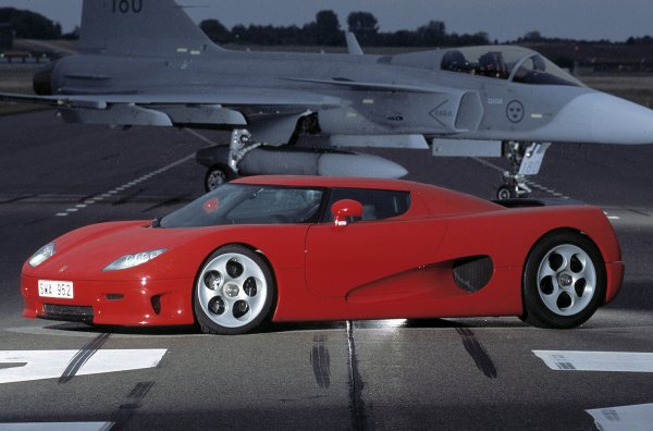 Шведският Koenigsegg е известен с уникални идеи, които нямат аналози в индустрията. Но не винаги е било така. За CC8S 2002-2003 (произведени са само 6 бройки), е изготвена специална вариация на модула Ford V8 с обем 4,6 литра с алуминиев блок от цилиндри и 32-клапанови глави. Фабричната конфигурация е била предназначена за такива машини като Mustang SVT Cobra.
