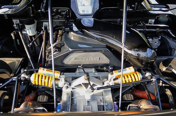 Двигателят на Koenigsegg е с увеличен до 4,7 литра обем и най-важното е оборудван с механичен суперчарджър. Едно просто и ефективно решение позволява да се увеличи възвръщаемостта с повече от половината - до 664 к.с. Шестстепенната механична трансмисия изисква по-сериозни умения от пилота. Ускорението до 100 км/ч отнема 3,5 секунди, а максималната скорост е 390 км/ч.