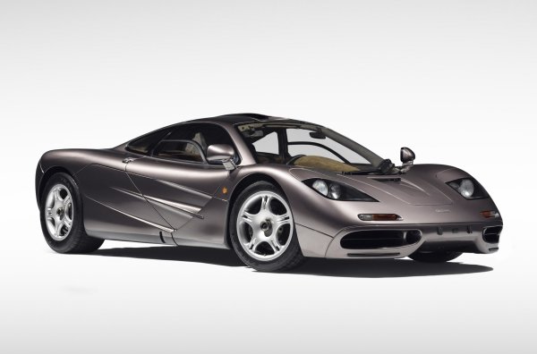 Една от най-великите суперколи в историята също ползва "двигател под наем". Както е известно, водещ специалист по проекта е легендарният Гордън Мъри, който изгражда автомобила около монокок от въглеродни влакна. Конструкцията използва титан, магнезий, кевлар и дори злато по стените на моторното отделение, като то предпазва от топлината, която пръска V12.
