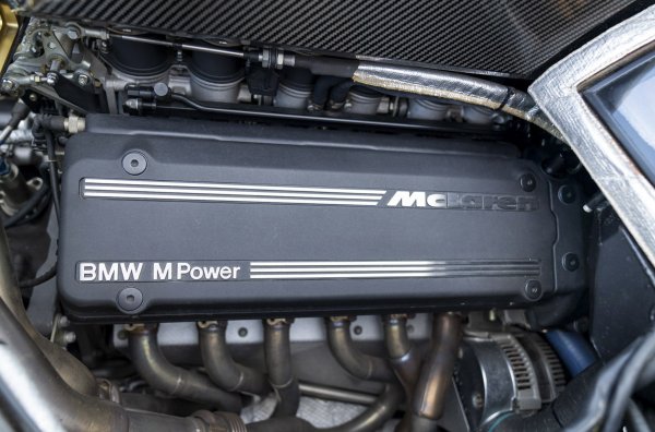 "Сърцето" на суперкупата (S70/2) е базирано на двигател BMW S70B56 от рядкото 850Csi (1992&ndash;1996, тираж от 1510 бройки). Но разликите с източника са фундаментални - увеличен ход на буталото (обем - 6.1 литра), главата на блока е с четири клапана на цилиндър, системата от промени във фазите на газоразпределението, индивидуални клапани за гориво. Мощността е 627 к.с., а въртящият момент - 650 Нм.