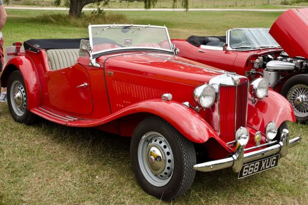 Днес от славната някога марка MG е останало само името, което е откупено от китайската SAIC и се използва за експортните й модели. Но през 50-те години на миналия век британската компания е в разцвета си. TD, популярен още като TD Midget (джудже), е спортен автомобил с 1.25-литров двигател и 55 коня мощност, произвеждан между 1950 и 1953. 
