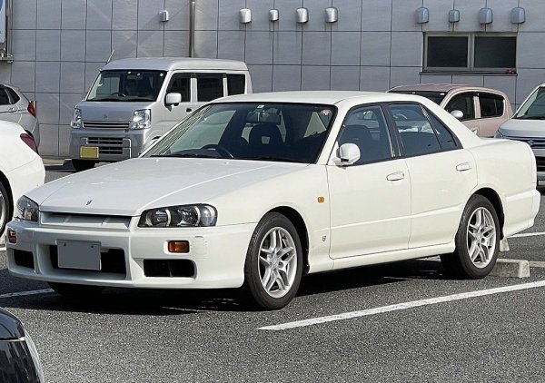 Десетото поколение на легендарния спортен модел, с кодово име R34, се появи през пролетта на 1998 и остана на пазара само три години - което вероятно обяснява и маниакалния интерес към него от страна на колекционерите днес. Вариантът 25GT има 2.5-литров редови мотор с шест цилиндъра и 200 коня масимална мощност. 
