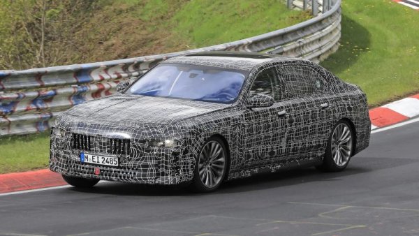 След претърпения през 2019 фейслифт идва време BMW да смени изцяло поколенията на най-престижния си модел. По всяка вероятност седмата генерация на "седмицата" ще бъде показана идната есен. Отсега знаем, че тя вече ще е построена върху новата "гъвкава" архитектура на баварците, която позволява конвенционално, хибридно или изцяло електическо задвижване (последното вероятно ще се нарича i7). Другото, което знаем, е, че Серия 7 ще носи доста от чертите на предизвикалото толкова спорове BMW iX. 
