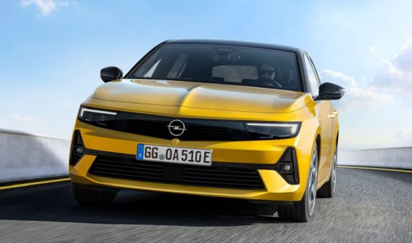 Astra е предпоследният модел на Opel, оцелял от епохата на General Motors, но това ще се промени с дебюта на новото поколение. Показано официално преди няколко седмици, то вече ползва платформата EMP2 на PSA и по същество е близък роднина на новото Peugeot 308. Двете марки на групата Stellantis са избрали доста различни подходи към дизайна, но ще са близки като задвижване - което означава избор от бензинови (110 и 130 коня), дизелови (130) и хибридни двигатели (180 и 225 конски сили). По-нататък ще се появи и изцяло електрическа Astra.
