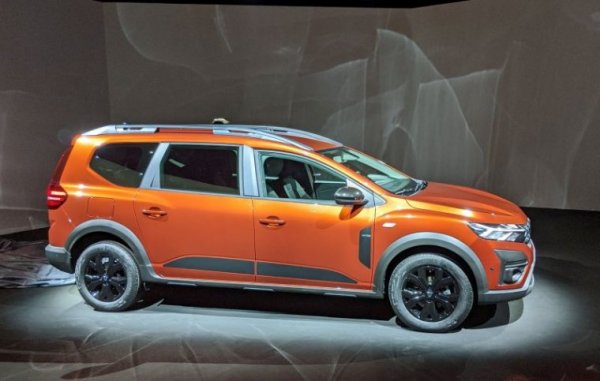 Automedia.bg вече успя да се докосне до този автомобил на предпремиерното му представяне в Париж, но в салоните той ще се появи в края на тази и началото на следващата година. От една страна, това е просто Sandero с доста издължена и по-висока задна част. От друга, това е седемместен автомобил за едва около 30 000 лева, в който на третия ред седалки спокойно могат да седят и високи хора. Струва ни се много вероятно Jogger уверено да надмине по продажби пенсионираното вече Lodgy.
