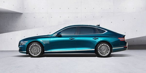 Луксозната марка на Hyundai направи един плах опит да навлезе на някои европейски пазари преди няколко години, после се оттегли и сега се завръща с изцяло обновена и доста впечатляваща на вид гама. През пролетта към нея ще се присъедини и първият чист електромобил на Genesis, който, за да не се обърка случайно някой, се нарича Electrified G80. Два електромотора, задвижване на четирите колела и 365 коня звучат като достатъчно впечатляваща алтернатива за обикновения, бензинов G80. Успоредно ще дебютира и по-малкият електрически GV60 - на практика братовчед на Hyundai Ioniq 5 и на Kia EV6.
