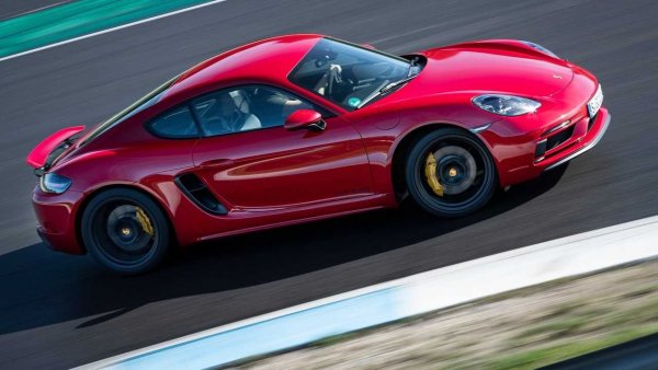 Новите Porsche 718 Cayman и Boxster GTS 4.0 са достъпни също и с 6--цилиндрови атмосферни двигатели. Става дума за четирилитровия боксерен с мощност 400 конски сили, който засега се предлага само с 6-степенна механична скоростна кутия. От средата на тази година за клиентите ще бъде налична и 7-степенна роботизирана PDK с двоен съединител.