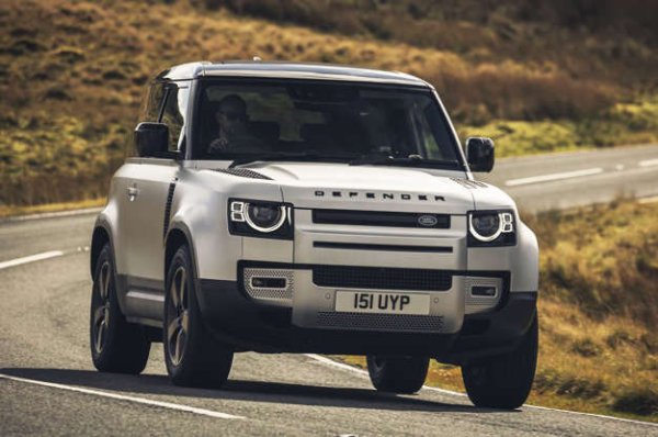 Модел - 3.0 D250 HSE

Каталожна цена - 61 940 лири

Стойност след 3 години - 42 250 лири 

Спад на цената - 19 690 лири 

Запазена стойност - 68,2% 

Land Rover беше силно засегнат от недостига на полупроводникови чипове и в резултат на това времето за изчакване за много от новите автомобили е на рекордни нива. Един автомобил, който беше особено силно засегнат от недостига, е изключително желаният Defender 90 и остатъчните стойности за него са много високи поради голямото търсене и ниското предлагане. 