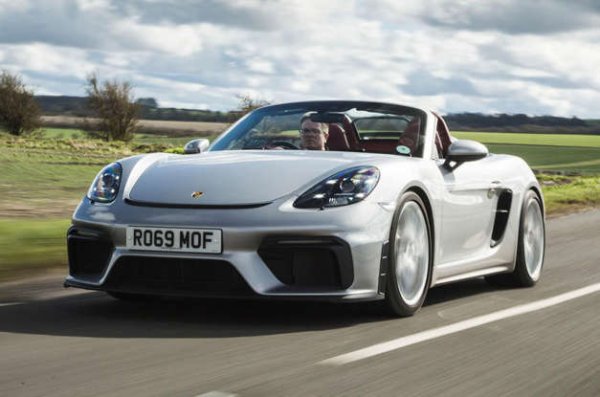 Модел - 4.0 Spyder 

Каталожна цена - 82 270 лири

Стойност след 3 години - 57 500 лири 

Намаляване на цената - 24 770 лири 

Запазена стойност - 69,9% 

С великолепния 4,0-литров шестцилиндров двигател, 718 Boxster звучи невероятно, страхотен е за шофиране и е много красив. Всъщност това е един от най-добрите спортни автомобили в продажба. Spyder в частност е удоволствие със същия двигател и настройката на окачването GT4, така че присъствието му в този списък не е изненада. 