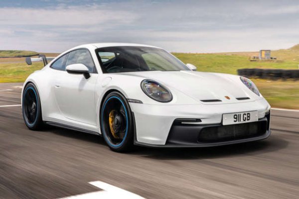 Модел - GT3 

Каталожна цена  - 135 755 лири

Стойност след 3 години - 111 850 лири 

Спад на цената - 23 905 лири

Запазена стойност - 82,4%

Първото място в тази класация е за един забележителен автомобил. За него важи всичко, което вече беше казано за моделите на Porsche рано, като той ги превъзхожда не само като представяне, но и като остатъчна стойност след 3 години. Само при него тя е над 80% от оригиналната цена. 