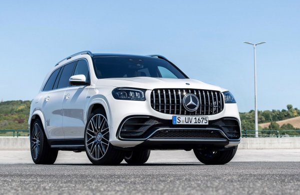 Вътрешната конкуренция в рамките на една марка е нещо обичайно за Mercedes-Benz. Затова и почти сигурно Mercedes-AMG GLS 63 ще отмъкне немалко клиенти от Maybach. Те вероятно няма да харесат изобилието от хром по GLS 600, но ще останат впечатление от комфорта при версията на AMG, която също е на много високо ниво.
