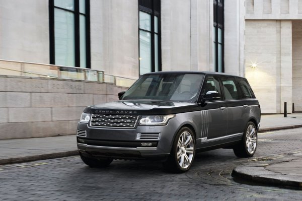Големият всъдеход на Range Rover e сред автомобилите, които най-добре с вписват в описанието "реален конкурент на Maybach GLS 600", като това се отнася най-вече за версията SVAutobiography с удължено разстояние между двете оси. Тя се задвижва от 5,0-литров V8 с механичен компресор, развиващ мощност 565 к.с. Ускорението от 0 до 100 км/ч отнема 5,5 секунди, което е на нивото на модела на Maybach.
