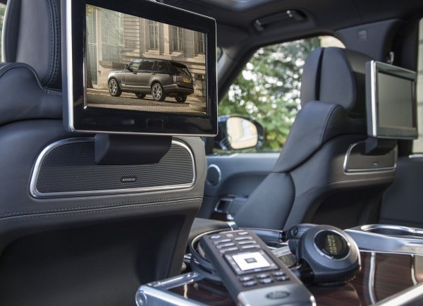 Като вътрешно пространство Range Rover също не отстъпва. Има задни седалки с масаж и поставка за краката, като те са с кожа Poltrona Frau. Пасажерите се наслаждават на аудиосистема Meridian с 29 колони, хладилник, масичка и таблети, вградени в гърбовете на предните кресла. Увеличеното разстояние между двете оси е позволило да се запази обема на багажника, така че всъдеходът е готов за дълги пътешествия.
