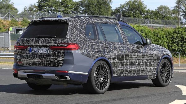 По неподтвърдени данни, кросоувърът ще излезе в две версии - бензиновой ХВ7 и дизелова XD7. Бензиновата модификация ще получи двигателя на седана Alpina B7 - 4,4-литров V8 с мощност 608 к.с., докато дизеловият вариант ще разчита на 3,0-литров "шестак" с 400 к.с. Премиерата на всъдехода ще се състои по време на автосалона в Женева през март догодина.
