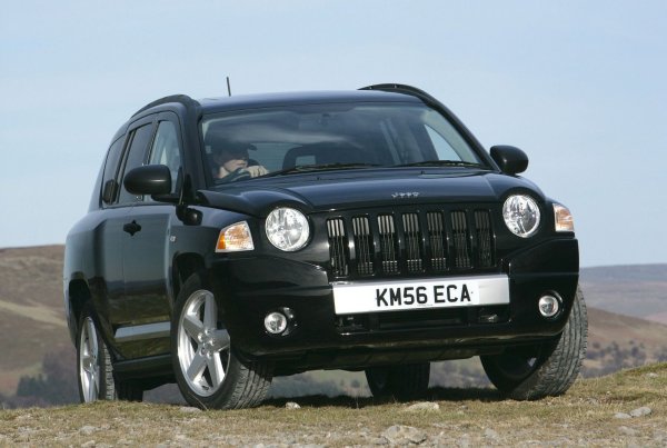 Към средата на 2000-те години вече беше ясно, че компактните кросоувъри са бъдещето. По това време тази ниша вече е заета от Toyota RAV4, Honda CR-V и Subaru Forester. А традиционният производител на автомобили със задвижване на четирите колела - марката Jeep, нямат представител в сегмента. Това е поправено през 2006 г. с появата на Compass, който обаче се оказа толкова грозен, че някои американски издания го определиха като &bdquo;провал на годината".
