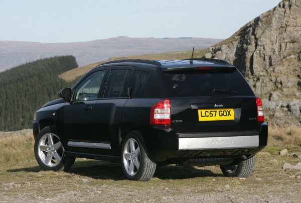 На същото мнение бяха и автомобилни експерти от други краища на света, като колата беше сравнена с &bdquo;хамстер на колела". Сред определенията за нея беше и &bdquo;срам за марка като Jeep", което накара производителят разикално да промени екстериора, доближавайки до този на флагмана Grand Cherokee. Но времето беше загубено и Compass така и не стана популярен. 
