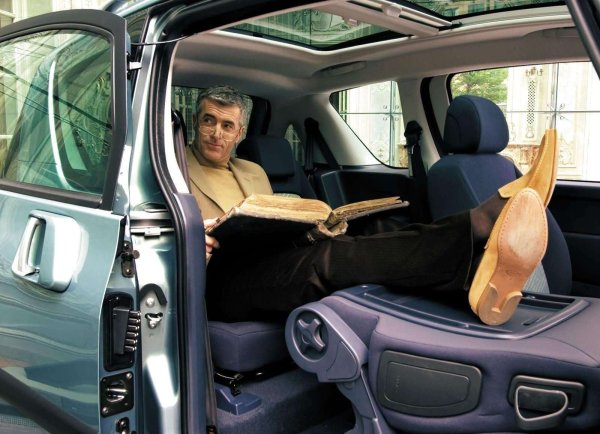 Потребителят обаче не беше съгласен и търсенето на 1007 се оказа доста скромно. Заради електрическото си задвижване плъзгащите се врати се оказват не толкова добро решение. Отворът за достигане до задните седалки е прекалено тесен и в крайна година само 5 години след премиерата си моделът е спрян от производство.
