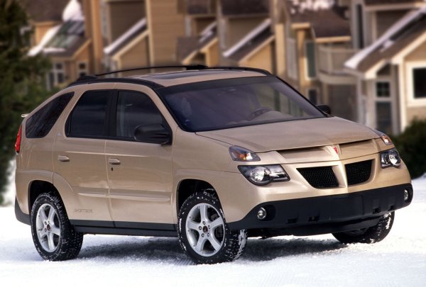 Марката Pontiac беше позиционирана като младежка и спортна в гамата на GM, така че смелостта и авангардните решения не са й чужди. В желанието си да се откроят от тълпата обаче американците попрекалиха. Първият кросоувър в историята на марката Aztek се оказа истински провал откъм дизайн, като бързо получи прякора &bdquo;Квазимодо", а през годините редовно оглавяваше класациите за най-грозен автомобил на планетата.
