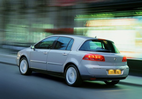 В Renault обаче не взеха предвид това, че богатите хора са предимно консервативни. И подобен експеримент просто не ги вълнува. Vel Satis беше седан, а не хечбек, като заради някои елементи от дизайна можеше да бъде сбъркан с миниван. В крайна сметка моделът се превърна в провал, като от планираните 300 000 бройки бяха произведени едва 62 201.
