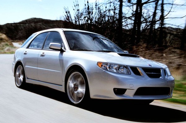 Автомобилите на Saab винаги са били самобитни до мозъка на костите, но в един момент собствениците на марката - акционерите в концерна GM, решиха, че малката шведска компания трябва да разшири гамата си. Американците обаче не отпускат пари за разработка на новия модел. Вместо това те дават указание - взимате Subaru Impreza (по това време GM има дял в японската компания), поставете емблема на Saab и променете решетката на радиатора.
