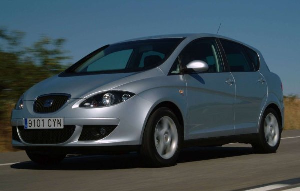 В гамата на испанската компания именно Toledo винаги е заемал мястото на флагман. Първото поколение на модела е лифтбек, второто - седан, а третото - трудно е да се каже какво точно. Взет е компактният ван Altea, като е променена задната му част. Резултатът е нещо, което не прилича нито на седан, нито на лифтбек, а по-скоро си и ван.
