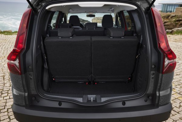 Багажното пространство във варианта със 7 места...