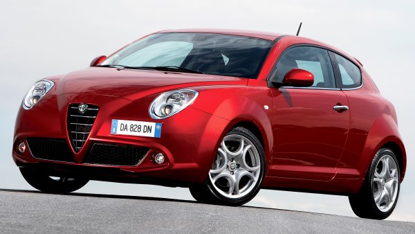 През 2008 г. малката Alfa Romeo изглеждаше идеалното решение за нов възход на италианската марка. Моделът е изграден на базата на Fiat Grande Punto, като получава името си от  „Milan“ (Милано) и „Turin“ (Торино). В първия град е създаден дизайна на MiTo, а във втория се осъществява производството.

Самият модел е с малки размери – дължината му е 4,06 метра, но предлага стил от по-висок клас. Сред многото опции в ценоразписа беше налична и системата DNA за контрол на динамиката на шофиране, която присъства и при съвременните модели на Alfa Romeo.