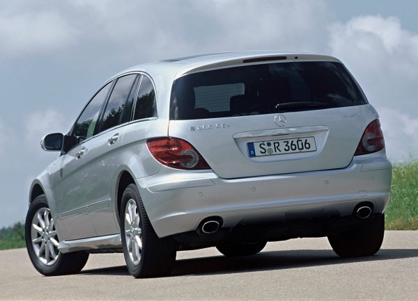 R-Class остана в продажба, както в Европа, така и в САЩ и Китай от 2005 до 2012 г. Моделът е особено популярен на китайския пазар, където се задържа чак до 2017 г. През годините той получи дори версия на информационно-развлекателния сензорен екран, която не се произвежда официално от Mercedes-Benz. През 2010 г. моделът претърпя основен фейслифт, а общият му тираж е 118 808 единици. 