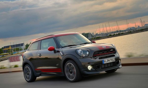 От Германия се преместваме във Великобритания. С идея за изпреварване на иновативния сегмент SUV -Coup&eacute; през 2012 г. MINI представи версия на Countryman с три врати. Тя получава името Paceman, като вероятно е вдъхновена от Range Rover Evoque с три врати. Моделът не предизвиква огромен интерес у публиката, вероятно заради странния дизайн, и това се отразява на продажбите му.