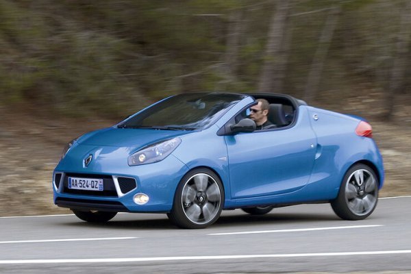 Френският производител в последно време претърпя още един провал. Говорим за Renault Wind, който е базиран на второто поколение на Twingo. Той е представен през 2010 г. и остава на пазара до 2013 г., като има особени форми и с механизъм на покрива, който заема целия багажник. 