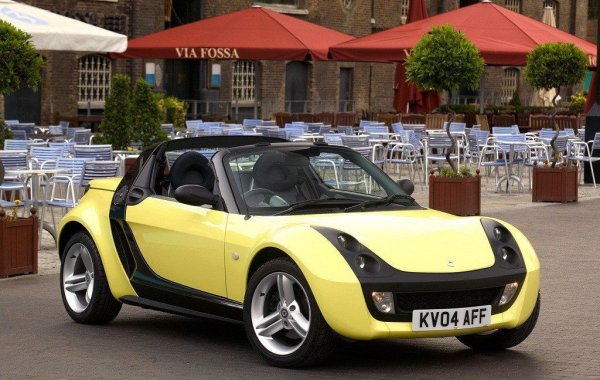 С пускането на този модел марката Smart се опитва да възстанови традицията на малките британски роудстъри, като Austin-Healey Sprite, например. Резултатът е Smart Roadster или Roadster-Coup&eacute; във версията със стъклен &bdquo;купол&ldquo;. Това би трябвало да предизвика сензация на пазара, но по различни причини така и не успява.