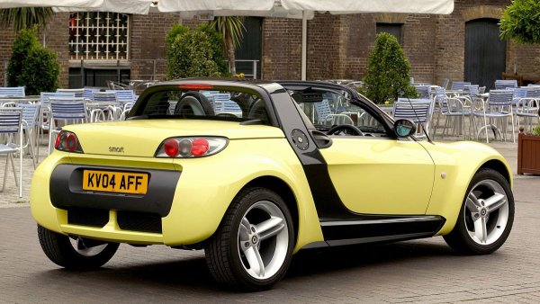 Този малък скоростен автомобил е дълъг само 3,43 метра и тежи между 790 и 852 кг. Предлага се в 3 различни мощности - 61, 82 или 101 к.с.,а  удоволствието от шофирането, което можеше да предложи благодарение на двигателя и задно задвижване, беше напълно разрушено от 6-степенната скоростна кутия, взета директно от ForTwo. До 2005 г. са произведени само 43 000 броя, от които около 11 000 остават в складовете.