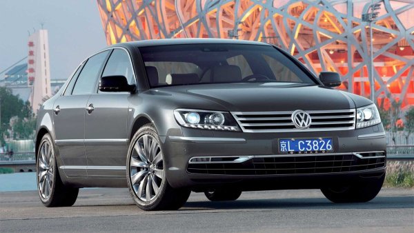 Според мнозина, това е най-големият провал в историята на Volkswagen. Луксозната лимузина на германската комрания впечатлява със сложнти технически решения, като идеята е тя да се конкурира с моделите на Audi, BMW и Mercedes-Benz. Тя обаче се оказва неуспешна.