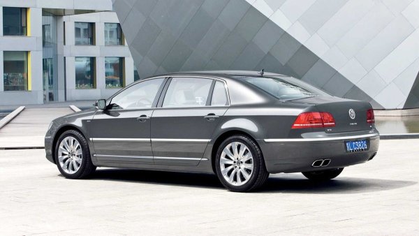Производството на Phaeton започна в края на 2001 г., като двигателите V10 TDI и W12 веднага предизвикаха сензация. Най-големият фейслифт е от 2010 г., но въпреки всички усилия за актуализирането му, продажбите остават ниски. Общите продажби до март 2016 г. са 84 235 бройки, което се оказва решаващо за бъдещето на модела.