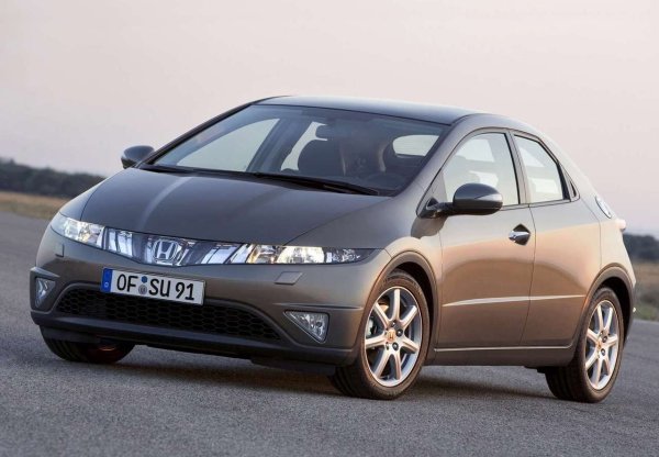 Когато Honda представи осмото поколение Civic на автомобилното изложение в Женева през 2005, компактният хечбек изглеждаше като превозно средство от научнофантастичен филм. Ефектът беше незабавен &ndash; средната възраст на купувачите рязко спадна.

Дизайнерите избраха ъглова, клиновидна каросерия с повтарящ се триъгълен мотив &ndash; това се вижда в предните фарове за мъгла, върховете на ауспуха и детайли отзад. Петвратият хечбек имаше покрив, подобен на купе, тънки процепи на вратите и задни дръжки, скрити в колоната, до прозореца. Този дизайн остарява изключително бавно &ndash; дори след десетина години, Civic може да изпъква на паркинга повече от много нови коли. 

Въпреки това, има и друга страна на монетата: наклонената линия на каросерията силно ограничава видимостта отзад, така че паркинг сензорите са почти задължителни тук.