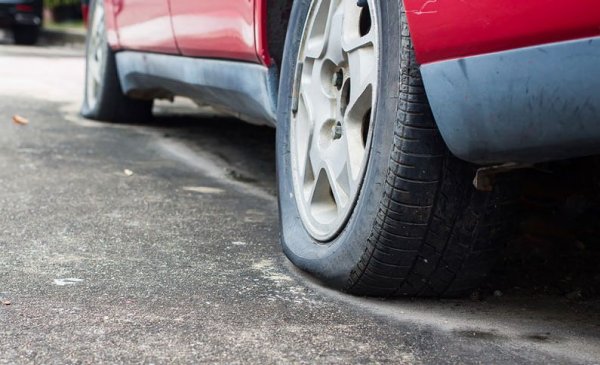 Причината за намаляването на ефективността могат да бъдат недостатъчно напомпаните гуми, които увеличава съпротивлението при движение. В случая колата изразходва повече гориво, за да поддържа обичайното си темпо. Това е лошо, тъй като енергията отива в гумата, загрява я и води до преждевременно износване на протектора. Обикновено повърхностният слой от каучук се износва отстрани на гумата, а това води до неравномерна височина на каналите, което от своя страна води до нарушено управление на мокър път.