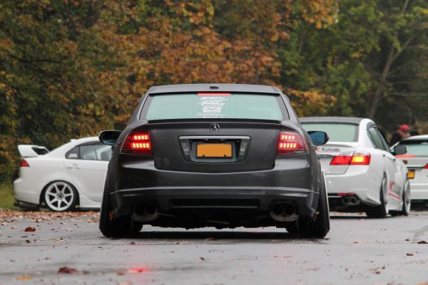 Реглажът на колелата може да се отрази на степента на износване, на която издържат гумите. При повечето автомобили той има за цел да сведе до минимум износването и изхабяването и да осигури максимален комфорт на водача и пътниците. Правилното регулиране помага за удължаване на живота и подобряване на работните параметри на гумите и повишава икономията на гориво. То е важно също за маневреността и безопасността на шофиране, като ограничава проблемите с управлението и устойчивостта.

Причина за нарушаване на наклона на гумите и нуждата от реглаж, са чести удари по време на шофиране по лоши пътища или неправилно поставени части на окачването, например пружините на амортисьорите. Ако се износват външните страни на гумите, най-често причина е техният неправилен наклон, който трябва да бъде регулиран. Именно правилният ъгъл на наклона увеличава контакта на гумата с пътя и подобрява динамиката на автомобила.