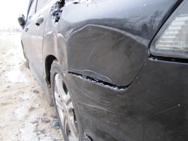 Най-неприятната причина за намаляване на изминатото раздстояние по инерция в случая е промяната в геометрията на каросерията заради инцидент. Шасито е прикрепено към носеща рамка, интегрирана в каросерията. Именно тя определя точността на местоположението на окачването. След тежки аварии референтните точки на носещата рамка се отклоняват от стандартните стойности, което води до нарушаване на местоположението на местата за свързване на двата основни компонента.

При нарушена геометрия колата често започва да се движи настрани, което уврежда гумите, а ефективността намалява. Връщането на такъв автомобил в оригиналното му състояние е много трудно и съответно доста скъпо начинание.
