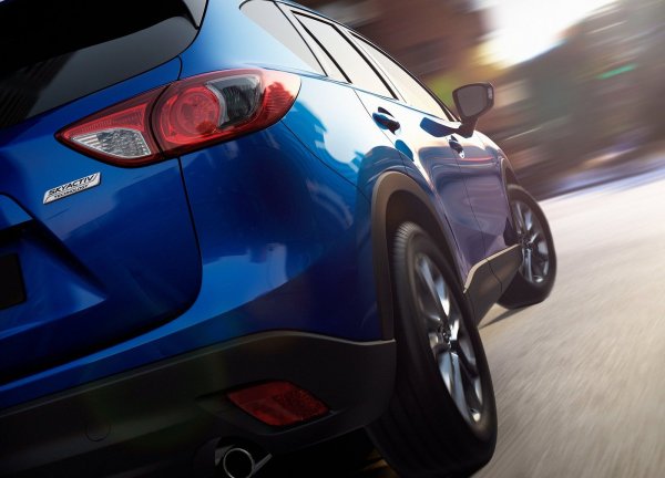 Задните спирачни апарати разполагат с двойка метални накладки, закрепени с поддържащи скоби върху подложки. С течение на времето мръсотията си проправя път в контактната зона между скобите и подложките, като ги избутва. Резултатът е неравномерно износване както на самите накладки, така и на спирачните апарати. Затова се препоръчва, преди покупка на автомобила те да бъдат внимателно огледани и ако бъдат открити следи за неправомерно износване, трябва да бъдат подменени задължително.