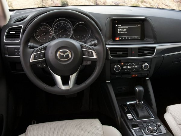 Някои бройки от първо поколение CX-5 се предлагат със система EPB, което означава, че имате хубав превключвател за натискане или дръпване вместо традиционния лост на ръчната спирачка. Собственици на модела съобщават, че тя се заключва частично или напълно, а в някои случаи дори отказва да работи. Експерти препоръчват спирачката да бъде тествана, като се обръща внимание на евентуално трептене или за евентуално светване на лампата на EPB на таблото. 

Може да се появи и миризма на изгоряло от задните спирачни апарати, като най-вероятният „виновник“ е модулът на EPB, който трябва да бъде ремонтиран или заменен. Проблемът е, че той не е никак евтин.