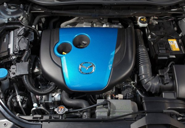 Тази система е много полезна в градски условия, когато пести гориво, но при CX-5 се оказа едно от най-слабите звена на високотехнологичните двигатели SkyActive. При първите произведени бройки от модела тя често излиза от строя и се наложи в Mazda да правят промени, а също така и да заложат на по-мощни акумулатори. Кросоувърът е оборудван и със система i-stop, която често излиза от строя и се нуждае от ремонт на около 50 000 км пробег. 

Системата намалява разхода на гориво с около 10%, като се отличава с бързото запалване на двигателя чрез директно впръскване и специална технология за контрол на буталата, когато двигателят изключи. 