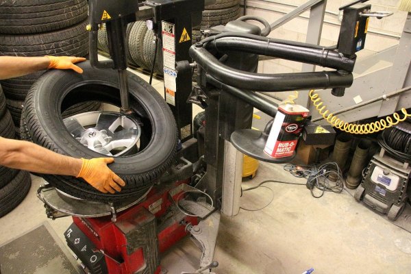 Монтирането на гумите изисква определени навици и оборудване, така че по-удачното решение е това са се прави от професионалисти. На тях не трябва да им се обяснява, както да правят и със сигурност ще се справят по-добре.

При поставянето на гумите върху джантата трябва да се използва специална паста, за за може накрайникът на гумата да се плъзне по джантата. В никакъв случай не трябва да се поставя моторно масло или смазка от рода на литол, тъй като те разяждат гумата. В краен случай може да се използва сапунен разтвор.

