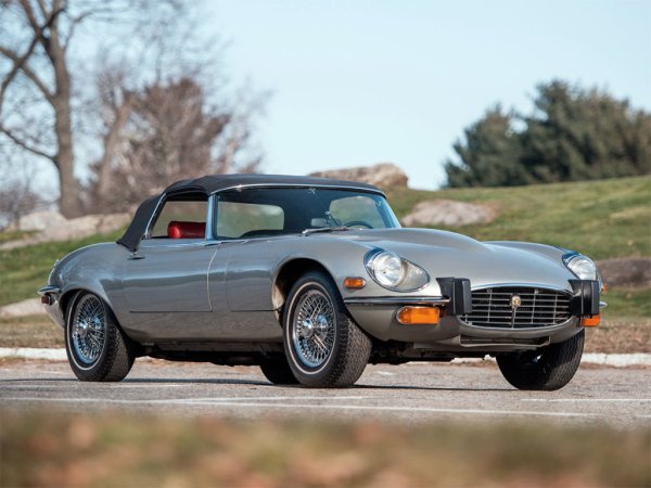 През 1973 г. колекцията от автомобили Turner е попълнена с роудстър Jaguar E-Type в сребристо. Тази кола е подарена на певицата от бившия й съпруг Айк Търнър. На автомобила е поставена регистрационна табела „1 TINA“.

„Винаги съм знаел, че никога няма да карам тази кола с максимална скорост, но винаги съм усещал прилив на адреналин зад волана, който толкова много обичат опитните шофьори“, признава певицата.