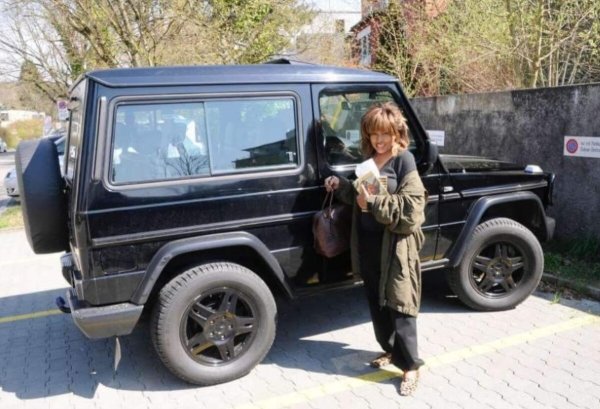 От години Тина Търнър не живееше в САЩ, а в Швейцария, където почина. Там певицата се придвижва основно с Mercedes-Benz G-Class, като в гаража на имението и край Женевското езеро винаги има няколко такива автомобила. Певицата често е забелязвана сама да кара огромния всъдеход, които се превръща в любимо средство за придвижване.